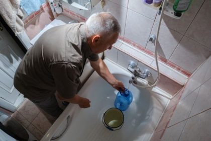 Нацбанк Украины прогнозирует постепенное повышение коммунальных тарифов с 2026 года из-за проблем в энергетике и необходимости фискальной консолидации.