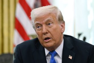 Демократ Шри Танедар отложил голосование по импичменту Трампа из-за давления коллег и политических приоритетов партии.