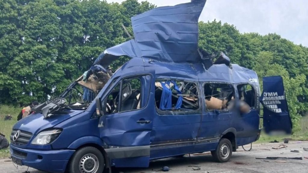 В Сумской области дрон РФ атаковал эвакуационный автобус: 9 погибших, большинство — женщины пожилого возраста. Полиция назвала это военным преступлением.
