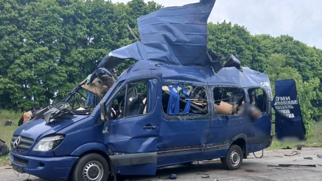 В Сумской области дрон РФ атаковал эвакуационный автобус: 9 погибших, большинство — женщины пожилого возраста. Полиция назвала это военным преступлением.