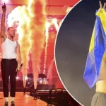 Imagine Dragons снова публично выразили поддержку Украине: на концерте в Милане вокалист поднял флаг, а сцену украсили сине-желтые ленты.