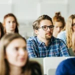 В 2025 году стоимость контрактного обучения вырастет для популярных специальностей: право, экономика, туризм, менеджмент, журналистика.