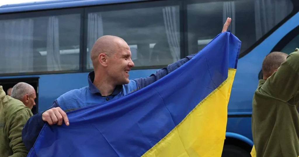 307 украинских военных вернулись домой во время второго этапа обмена пленными между Украиной и Россией по формуле «1000 на 1000».