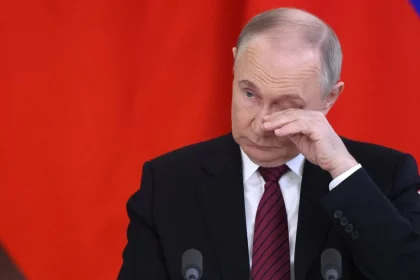 Путин отправил делегацию в Стамбул, избегая личной встречи с Зеленским, рассчитывая на сокращение поддержки Украины со стороны США.