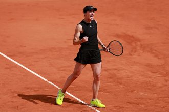 Элина Свитолина в двух сетах обыграла Анну Бондар и вышла в 1/16 финала Открытого чемпионата Франции 2025 года, завершив матч почти за два часа.