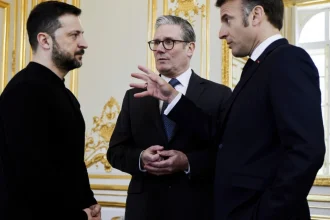 Макрон и Стармер предложили России 30-дневное перемирие в Украине, Кремль отказался, предложив вместо этого краткое трёхдневное перемирие.