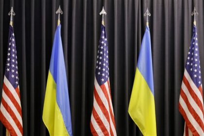 США подписали с Украиной соглашение о недрах, открывающее путь к возможной продаже оружия на $50 млн. Трамп остаётся в переговорном процессе.