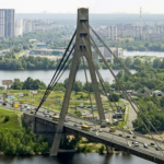 В Киеве ограничат движение по мосту через Десёнку до конца 2025 года из-за аварийного ремонта. Проезд частично сохранится, схема движения изменится.
