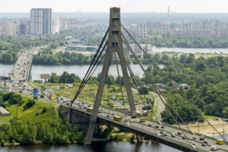 В Киеве ограничат движение по мосту через Десёнку до конца 2025 года из-за аварийного ремонта. Проезд частично сохранится, схема движения изменится.