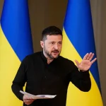 Зеленский заявил, что Россия сможет воевать до лета 2026 года, но Украина стремится к скорейшему окончанию войны из-за давления санкций на экономику РФ.