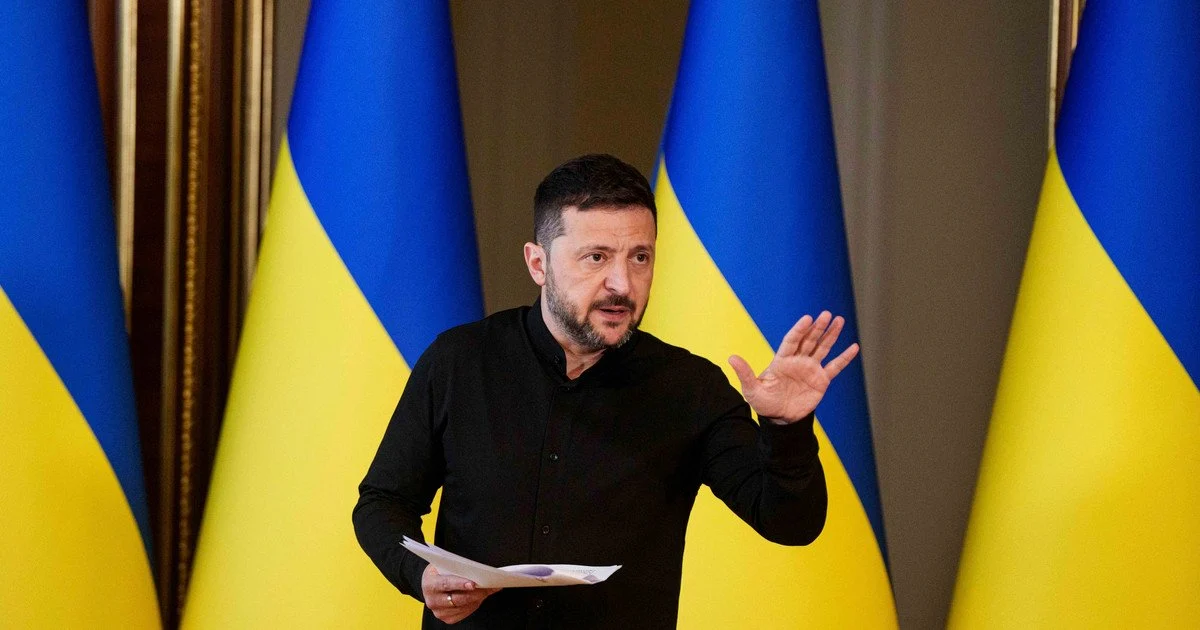 Зеленский заявил, что Россия сможет воевать до лета 2026 года, но Украина стремится к скорейшему окончанию войны из-за давления санкций на экономику РФ.