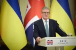 Великобритания вводит новый пакет санкций против России, включая более 100 танкеров теневого флота, перевозящих нефть на миллиарды долларов.