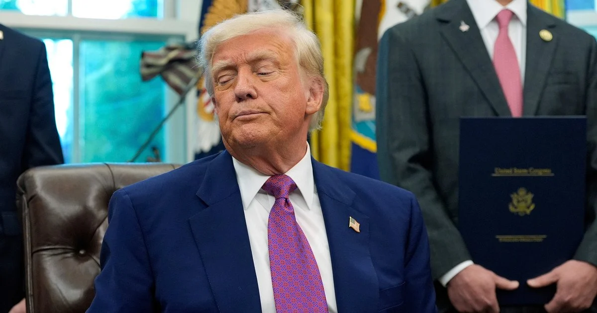 Дональд Трамп резко высказался об ударах по Украине и заявил о возможности новых санкций против России после эскалации насилия.