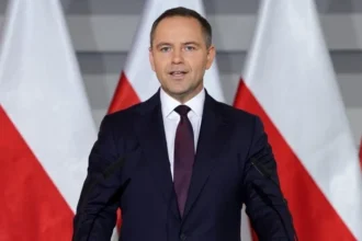Кароль Навроцкий победил на выборах в Польше, обойдя Тшасковского. Он выступает против отправки войск в Украину и скептически относится к её вступлению в НАТО.