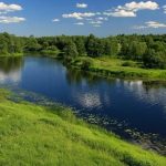 Что означает сон, в котором вы гуляете возле реки? Подробная расшифровка значения сновидения в зависимости от деталей, эмоций и действий.