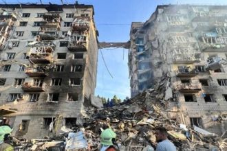 В результате атаки на Киев 17 июня погибли 14 человек, 60 пострадали. Обрушился подъезд, продолжаются поисково-спасательные работы.