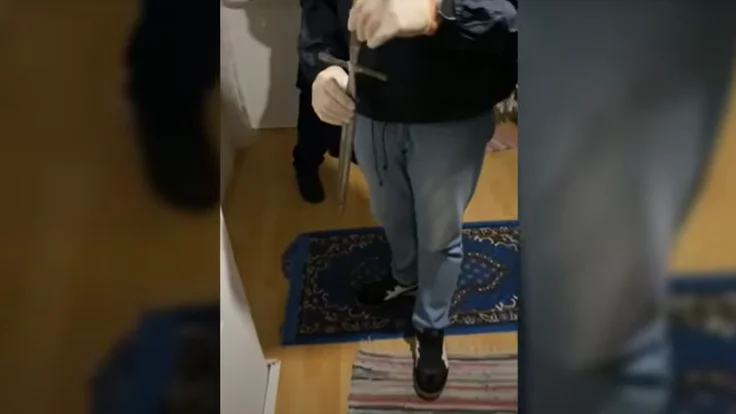 В Венгрии задержали мужчину, угрожавшего Орбану в сети. У него нашли меч и видео с угрозами. Ему грозит до 5 лет тюрьмы.