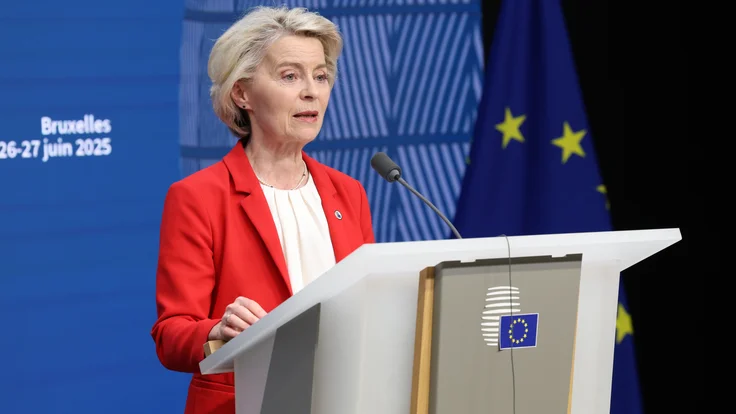Еврокомиссия поддержала открытие переговоров о вступлении Украины в ЕС, отметив успехи в реформах несмотря на вызовы.