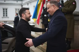 Зеленский наградил Анджея Дуду орденом Свободы за поддержку Украины и укрепление сотрудничества. Президент Польши прибыл в Киев с прощальным визитом.