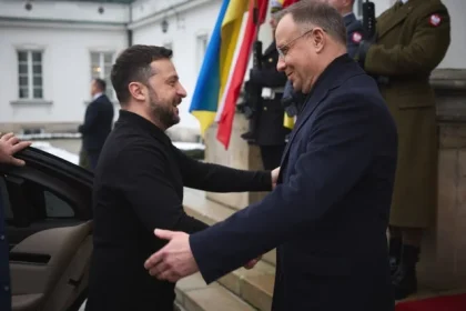 Зеленский наградил Анджея Дуду орденом Свободы за поддержку Украины и укрепление сотрудничества. Президент Польши прибыл в Киев с прощальным визитом.