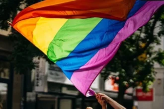 На Budapest Pride в Будапеште вышли более 180 тысяч человек, несмотря на запрет. Участники выступили против ограничений для ЛГБТК+ в Венгрии.