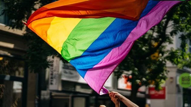 На Budapest Pride в Будапеште вышли более 180 тысяч человек, несмотря на запрет. Участники выступили против ограничений для ЛГБТК+ в Венгрии.