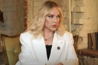 Блогерша Монро рассказала о реакции матери на смену фамилии, отношениях с братом и поддержке во время учёбы на психолога.