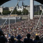 Премьер Венгрии Орбан прокомментировал ЛГБТ-прайд в Будапеште, назвав его приказом из Брюсселя, несмотря на запрет и рекордное число участников.