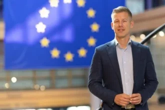 Оппозиционный лидер Петер Мадяр обвинил премьер-министра Орбана в провале кампании "Voks 2025", отметив низкую активность избирателей и неоправданные расходы.