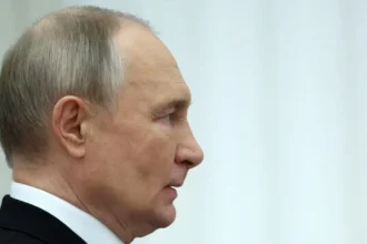 The Telegraph: Путин не прекращает войну из-за угрозы переворота внутри России. Радикалы давят на Кремль, несмотря на падение поддержки в обществе.