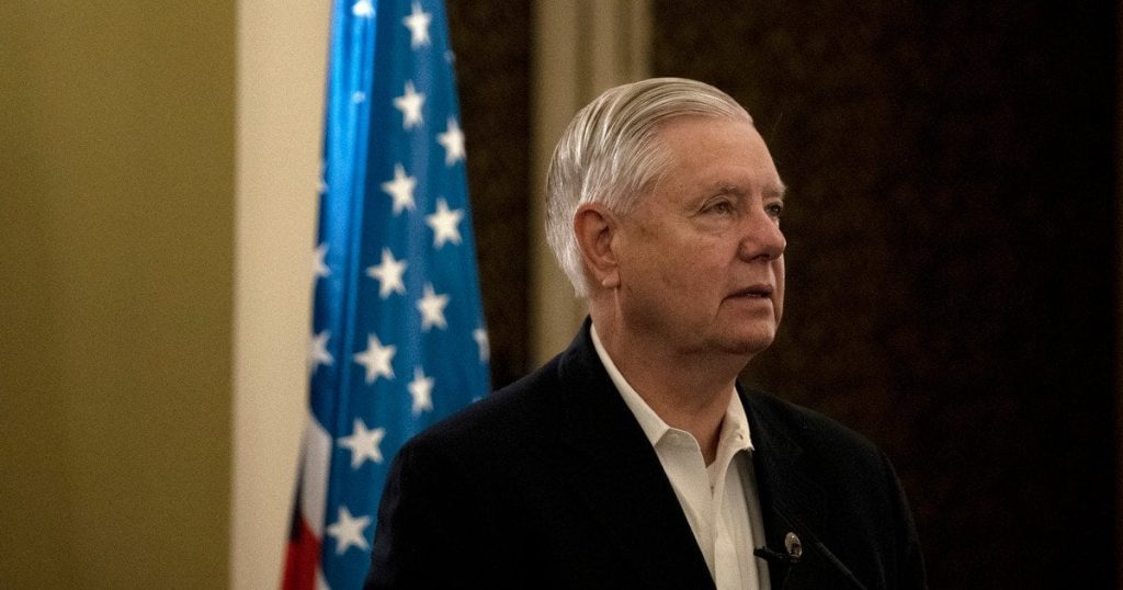 Сенатор Линдси Грэм предложил исключить из-под санкций страны, помогающие Украине, и пригрозил Китаю 500% пошлинами в случае отказа от поддержки Киева.