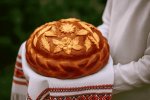 К чему снится каравай и что означает, если во сне его вручают? Подробный разбор сна с психологической, традиционной и символической точки зрения.
