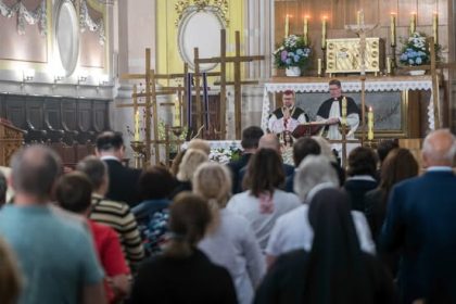В Луцке прошла месса в память о жертвах Волынской трагедии. Присутствовали дипломаты и представители польского меньшинства. Прозвучали призывы к эксгумациям.