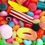 Почему постоянно хочется сладкого? Причины тяги к сахару: зависимость, нехватка витаминов или стресс. Узнайте, как справиться с этим.