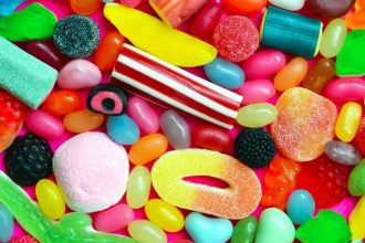 Почему постоянно хочется сладкого? Причины тяги к сахару: зависимость, нехватка витаминов или стресс. Узнайте, как справиться с этим.