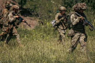 Прокуратура Венгрии заочно обвинила мужчину, воюющего за Украину, в участии в иностранном вооружённом формировании. Он объявлен в розыск.
