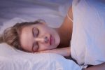 Узнайте, как успокоить нервную систему и вернуть здоровый сон с помощью эффективных народных средств от бессонницы — практичные советы и рецепты.