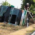 В Венгрии перевернулся автобус с 77 украинцами, в том числе детьми. 19 пострадавших, четверо в тяжелом состоянии. Начато расследование.