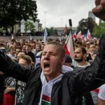 В 80 городах Польши прошли антимиграционные протесты. Участники требовали закрытия границ и депортации мигрантов из Украины и других стран.