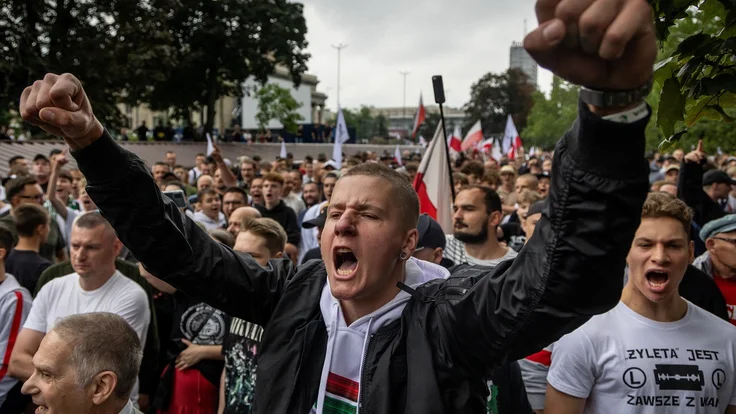 В 80 городах Польши прошли антимиграционные протесты. Участники требовали закрытия границ и депортации мигрантов из Украины и других стран.