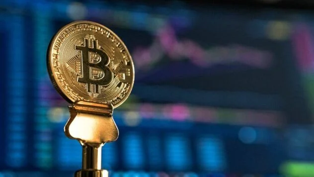 Биткоин обновил исторический максимум, достигнув $113 тыс. Трейдеры и институты нацелены на $120 тыс. и выше, растёт спрос на опционы и фьючерсы.