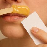 Узнайте, как безопасно и эффективно удалить женские усики в домашних условиях, какие методы не рекомендуются и чем они опасны.