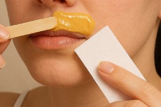 Узнайте, как безопасно и эффективно удалить женские усики в домашних условиях, какие методы не рекомендуются и чем они опасны.