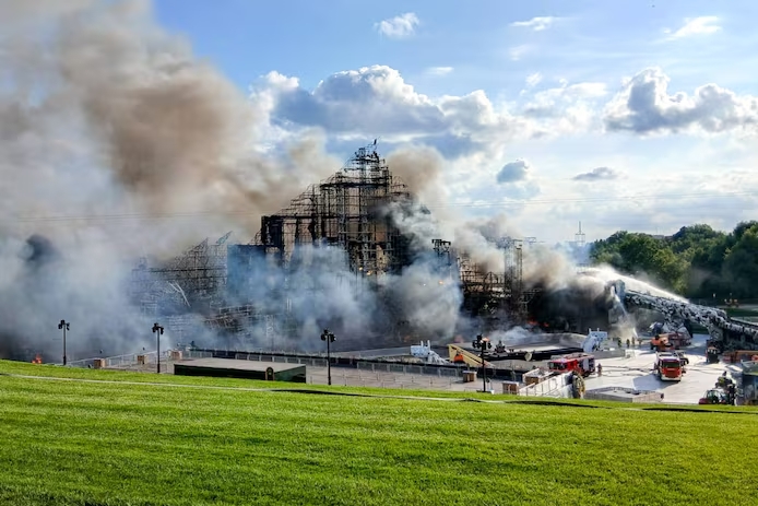 Несмотря на крупный пожар на главной сцене Tomorrowland в Бельгии, фестиваль не отменяется. Организаторы подтвердили проведение всех мероприятий.