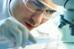 Учёные обнаружили мутацию гена RCC1, из-за которой обычная простуда может вызывать паралич. Исследование объясняет неврологические осложнения у детей.