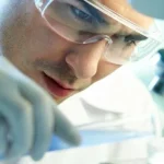 Учёные обнаружили мутацию гена RCC1, из-за которой обычная простуда может вызывать паралич. Исследование объясняет неврологические осложнения у детей.