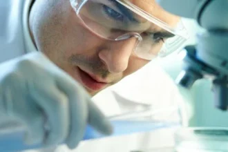 Учёные обнаружили мутацию гена RCC1, из-за которой обычная простуда может вызывать паралич. Исследование объясняет неврологические осложнения у детей.