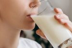 Узнайте, к чему снится пить молоко. Символика, толкование сна о большом количестве молока, психологическое и эзотерическое значение.
