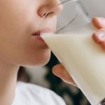Узнайте, к чему снится пить молоко. Символика, толкование сна о большом количестве молока, психологическое и эзотерическое значение.