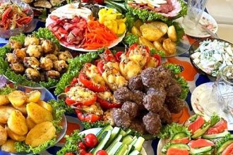 Узнайте, к чему снится щедро накрытый стол, пир или много вкусной еды — полное толкование снов с угощениями в разных контекстах.
